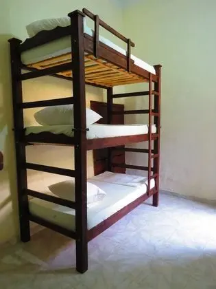 Dormitorio compartido estandar con 6 camas, cada cama requiere de su propia reserva.