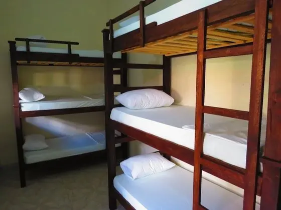 Dormitorio compartido estandar con 6 camas, cada cama requiere de su propia reserva.