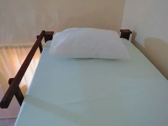 Dormitorio compartido estandar con 6 camas, cada cama requiere de su propia reserva.