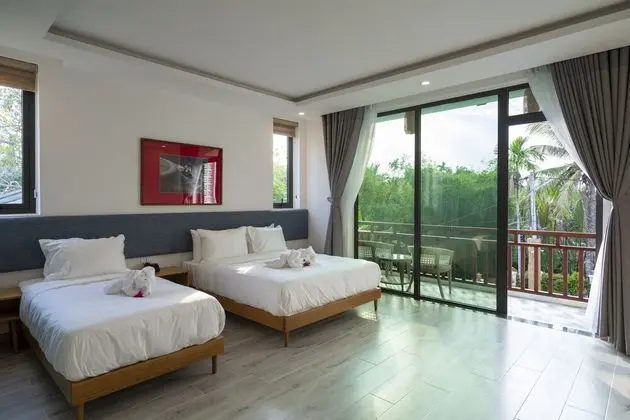 Deluxe Üç Kişilik Oda, Balkon, Havuz Manzaralı