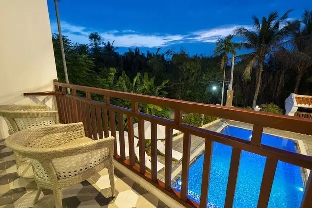 Deluxe Üç Kişilik Oda, Balkon, Havuz Manzaralı