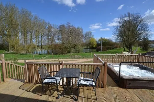 Superior Apart Daire, Banyolu/Duşlu, Göl Manzaralı (Sparrowhawk Lodge)