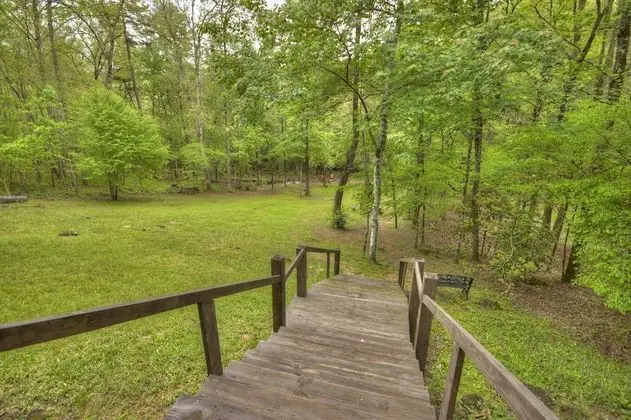Kulübe (Chimney Path on Fightingtown Creek)