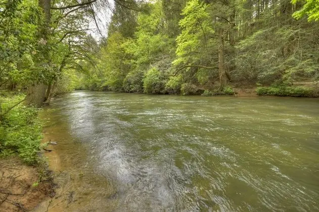 Kulübe (Chimney Path on Fightingtown Creek)