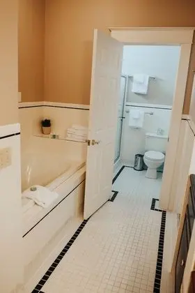 Büyük Yataklı Tek Kişilik Oda