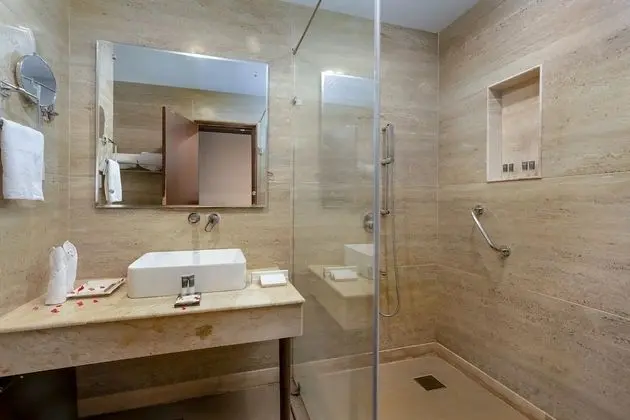 Luxury Tek Büyük Yataklı Oda, 1 En Büyük (King) Boy Yatak, Engellilere Uygun, Nehir Manzaralı