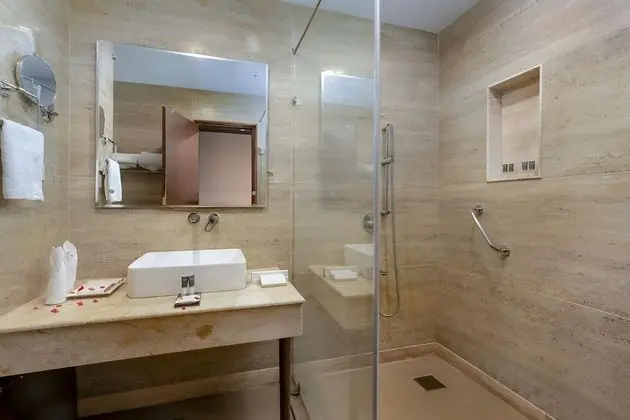 Luxury Tek Büyük Yataklı Oda, 1 En Büyük (King) Boy Yatak, Engellilere Uygun, Nehir Manzaralı