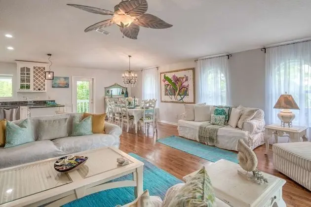 Ev (Chiquita Sun House)