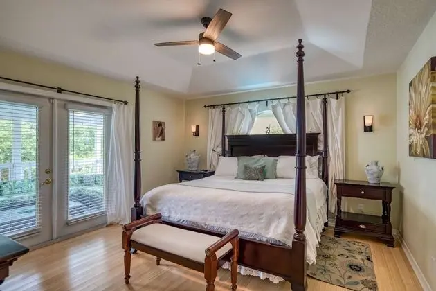 Ev (Chiquita Sun House)