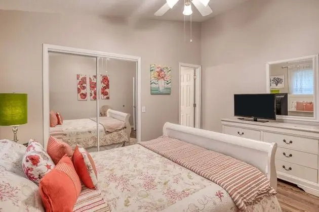 Ev (Chiquita Sun House)