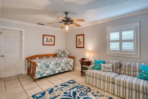 Ev (Chiquita Sun House)