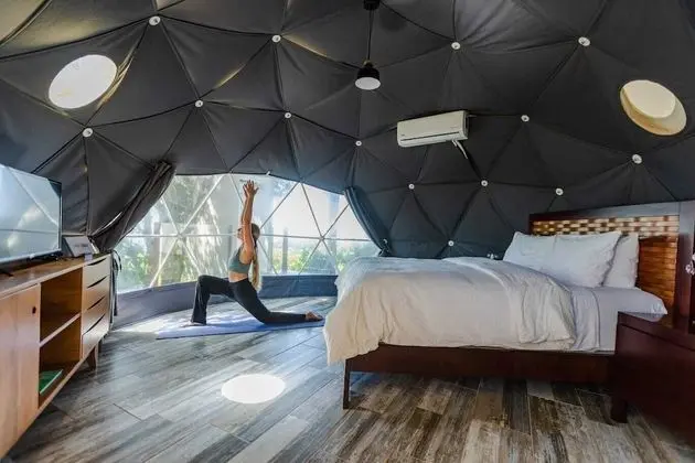 Family Deluxe Tent, Hot Tub