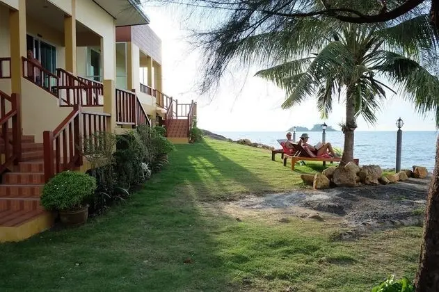 Dört Kişilik Oda, Sigara İçilmez, Denize Sıfır