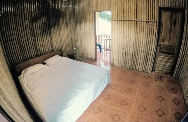 Panoramic Bungalow with Balcony and Hill View