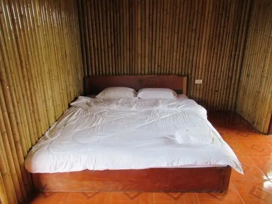 Panoramic Bungalow with Balcony and Hill View