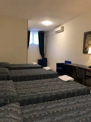 Dört Kişilik Oda, Ek Bina