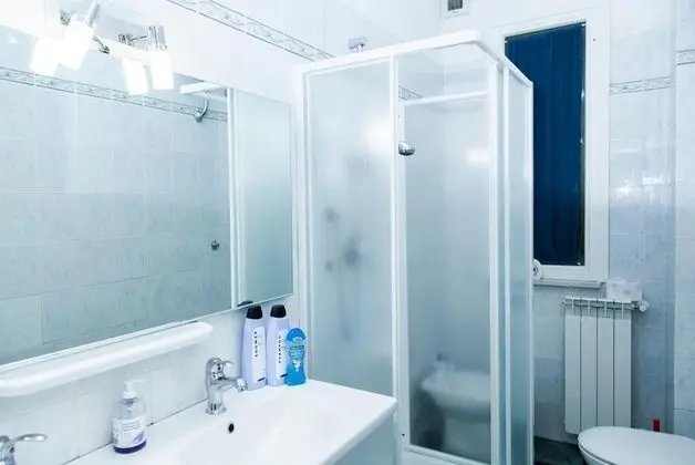 Üç Kişilik Oda, Ortak Banyo