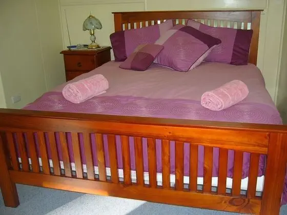 Kulübe (1 Queen and 8 Bunk Beds)