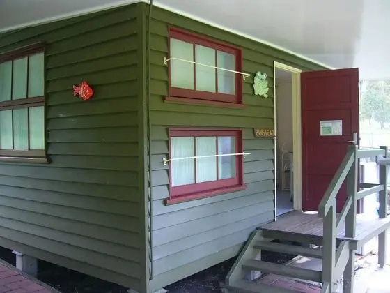 Kulübe (1 Queen and 8 Bunk Beds)