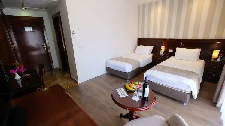 Süit, Birden Çok Yatak Odası, Küçük Mutfak