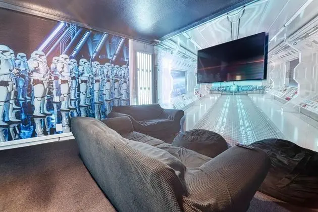 Ev, Birden Çok Yatak (Christopher's Windsor Hills Home)