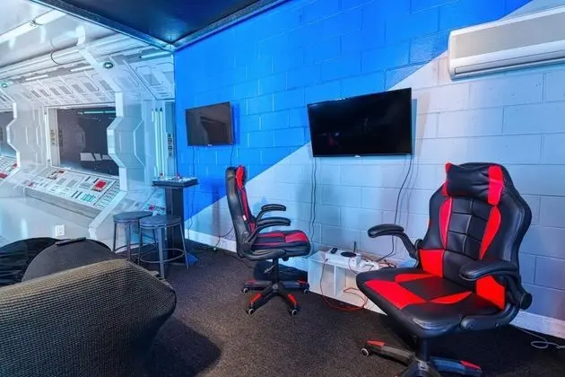 Ev, Birden Çok Yatak (Christopher's Windsor Hills Home)