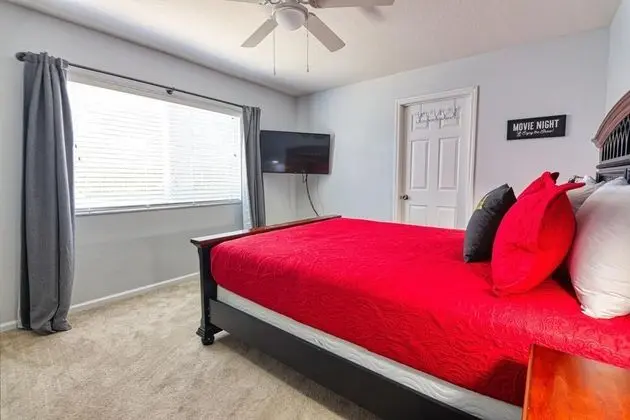 Ev, Birden Çok Yatak (Christopher's Windsor Hills Home)