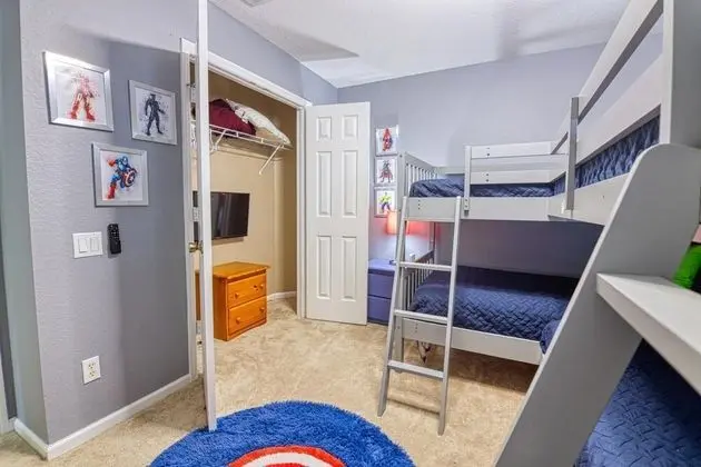 Ev, Birden Çok Yatak (Christopher's Windsor Hills Home)