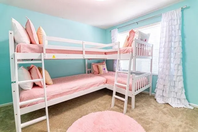 Ev, Birden Çok Yatak (Christopher's Windsor Hills Home)