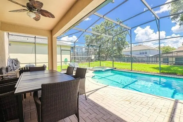 Ev, Birden Çok Yatak (Christopher's Windsor Hills Home)