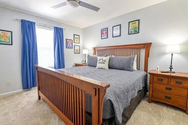 Ev, Birden Çok Yatak (Christopher's Windsor Hills Home)