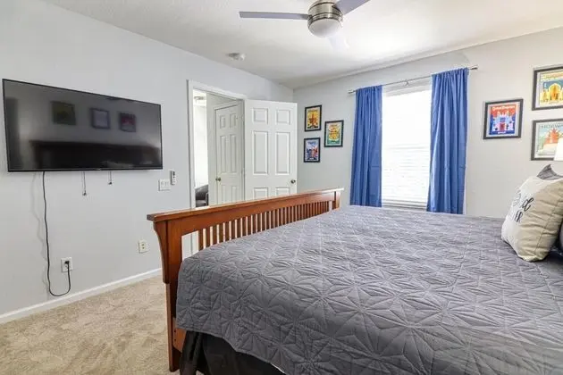 Ev, Birden Çok Yatak (Christopher's Windsor Hills Home)