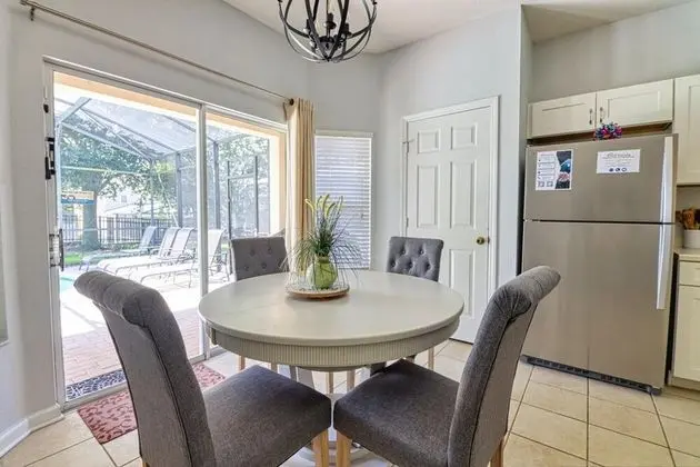 Ev, Birden Çok Yatak (Christopher's Windsor Hills Home)