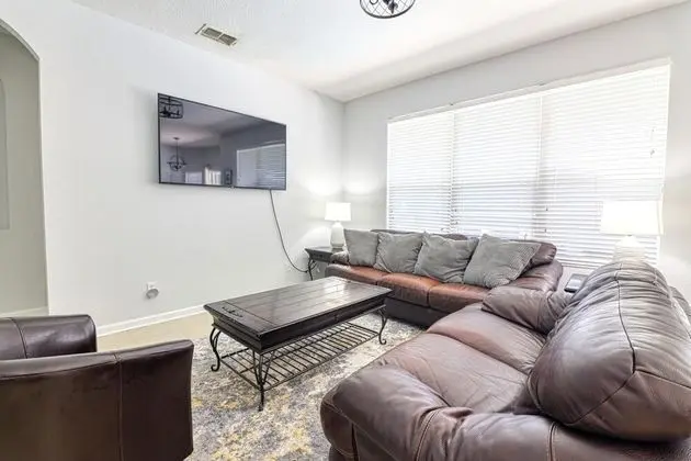 Ev, Birden Çok Yatak (Christopher's Windsor Hills Home)