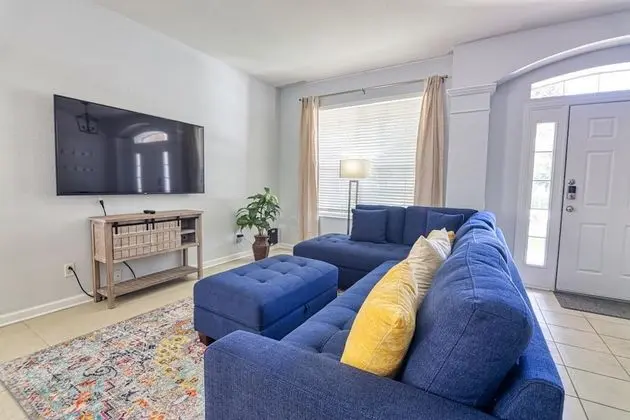 Ev, Birden Çok Yatak (Christopher's Windsor Hills Home)