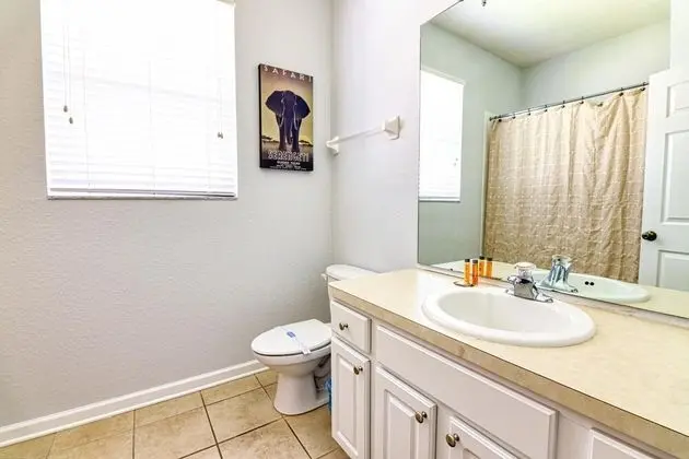 Ev, Birden Çok Yatak (Christopher's Windsor Hills Home)