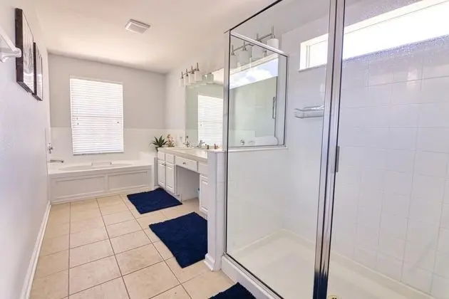 Ev, Birden Çok Yatak (Christopher's Windsor Hills Home)