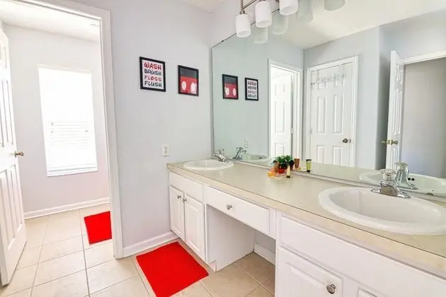 Ev, Birden Çok Yatak (Christopher's Windsor Hills Home)