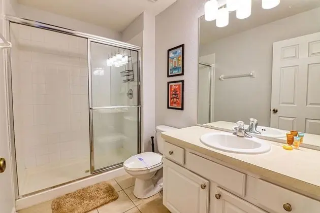 Ev, Birden Çok Yatak (Christopher's Windsor Hills Home)