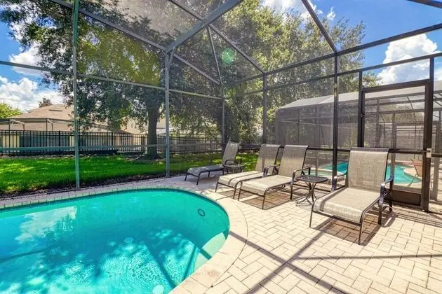 Ev, Birden Çok Yatak (Christopher's Windsor Hills Home)