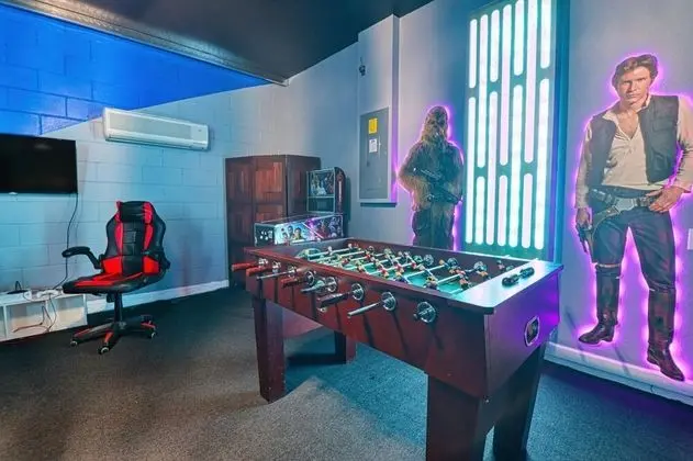 Ev, Birden Çok Yatak (Christopher's Windsor Hills Home)