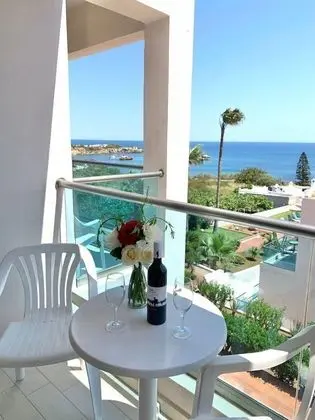 Üç Kişilik Oda, Deniz Manzaralı