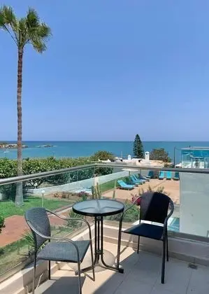 Üç Kişilik Oda, Deniz Manzaralı