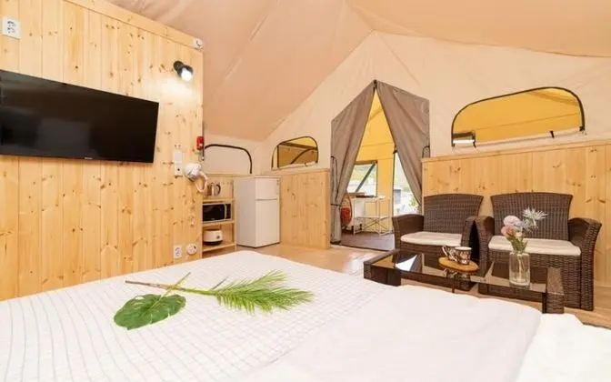 Oda (Glamping (1-8) Random)