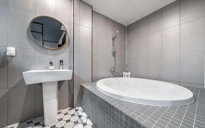 Oda (Premium double (Netflix available + b)