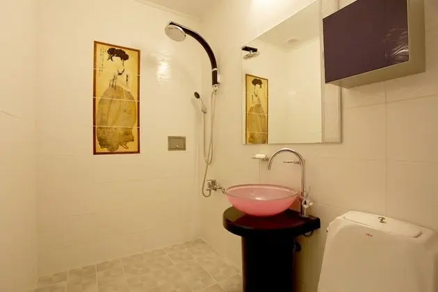 Oda (Massage Bed Room)