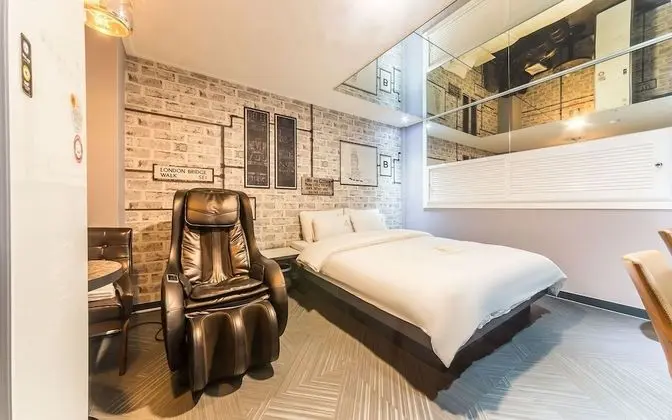 Oda (Deluxe (massage chair Netflix styler )