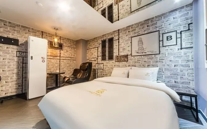 Oda (Deluxe (massage chair Netflix styler )