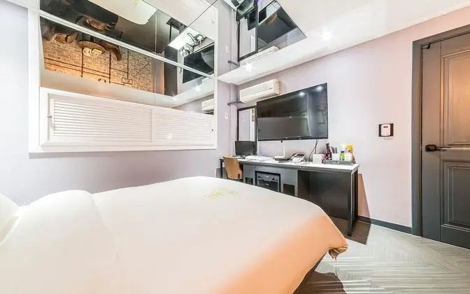 Oda (Deluxe (massage chair Netflix styler )