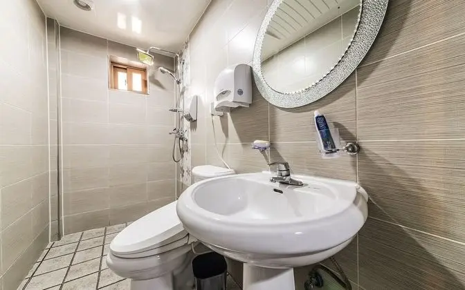 Oda (Deluxe (massage chair Netflix styler )